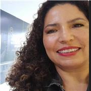 Profesora de biología y química que dicta clases a estudiantes de todas las edades